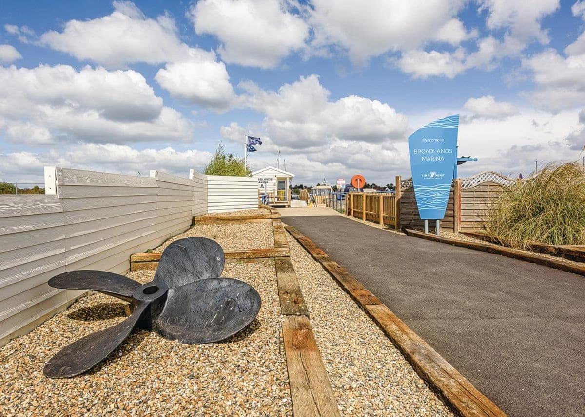 Hotel Broadlands Park And Marina Pakefield Esterno foto