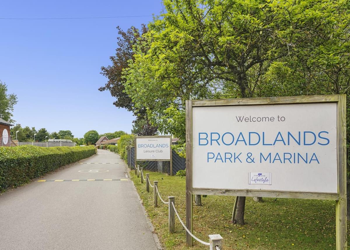 Hotel Broadlands Park And Marina Pakefield Esterno foto